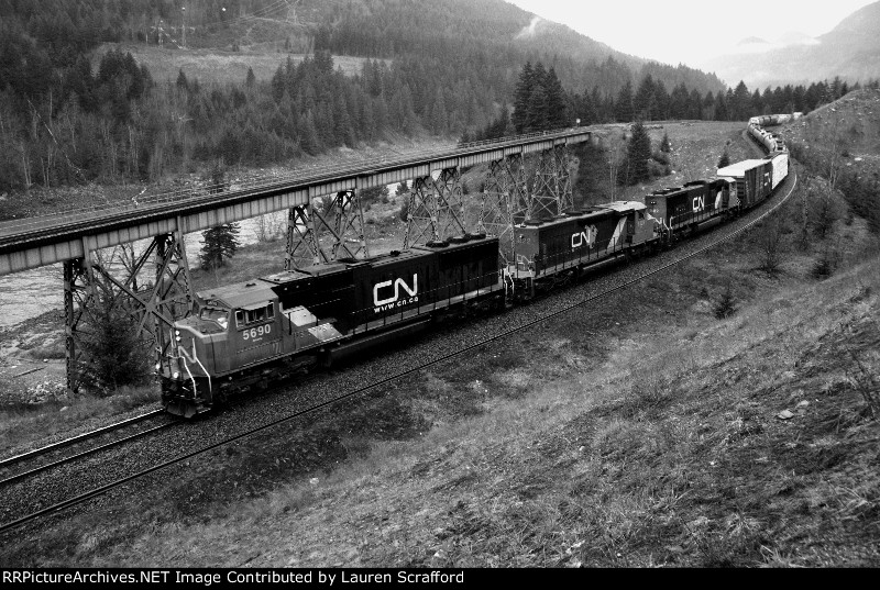 CN 5690 W/B